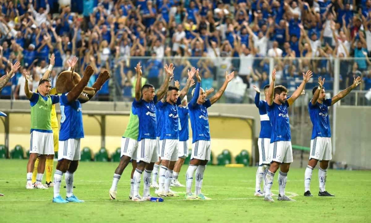 Jogadores do Cruzeiro fazem a festa com a torcida, no Horto, após a vitória por 2 a 1 diante do Bragantino -  (crédito: Ramon Lisboa/EM/D.A Press)