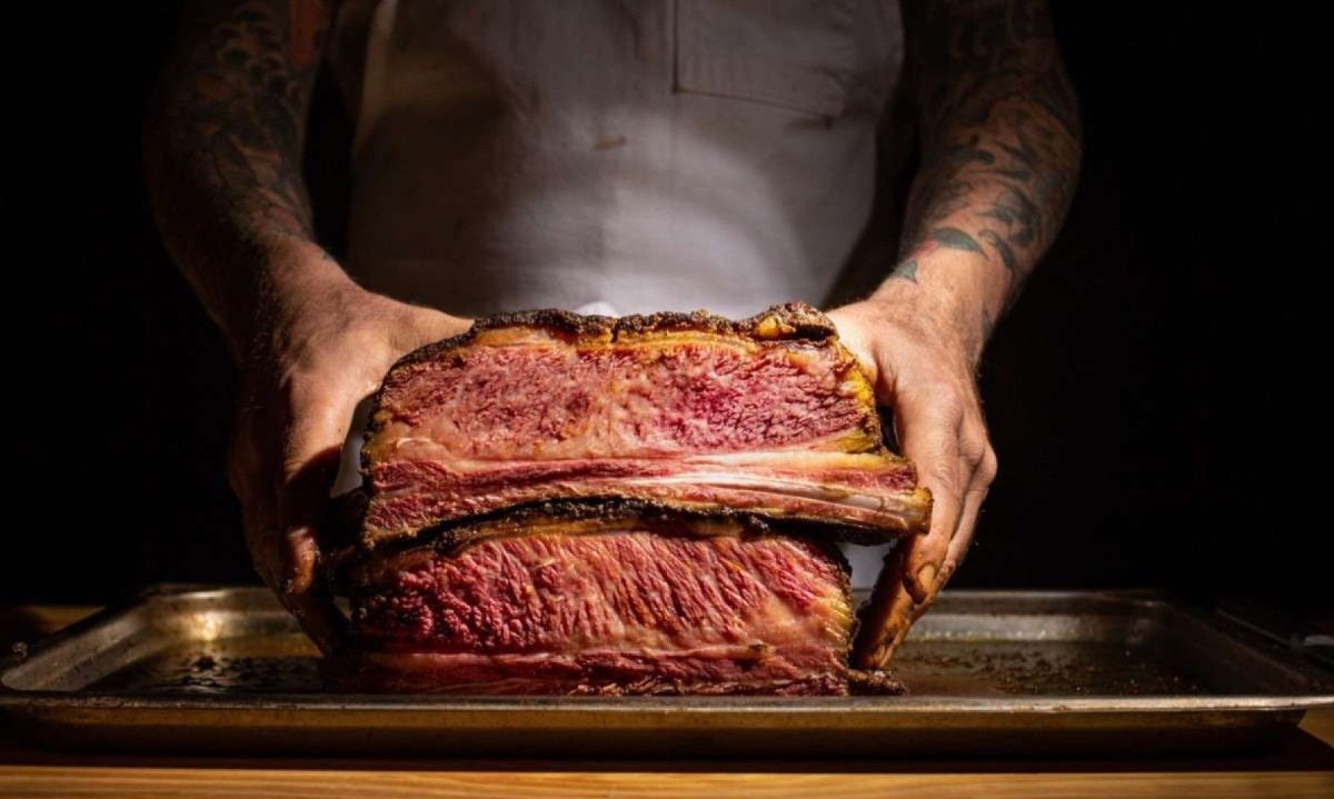 Pastrami com sotaque argentino: o restaurante reinterpreta pratos clássicos conectando a cozinha judaica à cidade de Buenos Aires -  (crédito: Mishiguene/Divulgação)