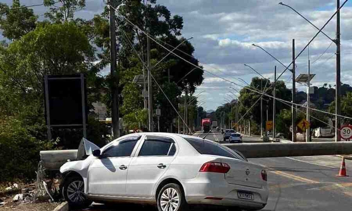 Enxame de abelhas que estavam no poste dificultou a retirada dos passageiros -  (crédito: Reprodução)
