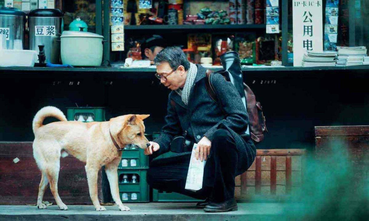 No filme que estreia hoje, o professor Chen Jingxiu (Feng Xiaogang) e Hachiko vivem na China dos anos 1990 -  (crédito: Paris Filmes/divulgação)