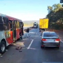 BR-381 em Brumadinho é liberada depois de acidente entre ônibus e carreta - Reprodução / Redes sociais