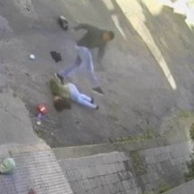 Vídeo: mulher é esfaqueada por ex-companheiro em BH - Reprodução/Câmeras de segurança