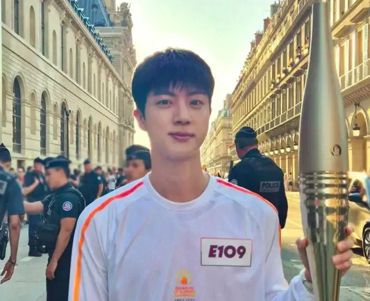 Astro do BTS participa de revezamento da tocha olímpica em Paris - reprodução/x