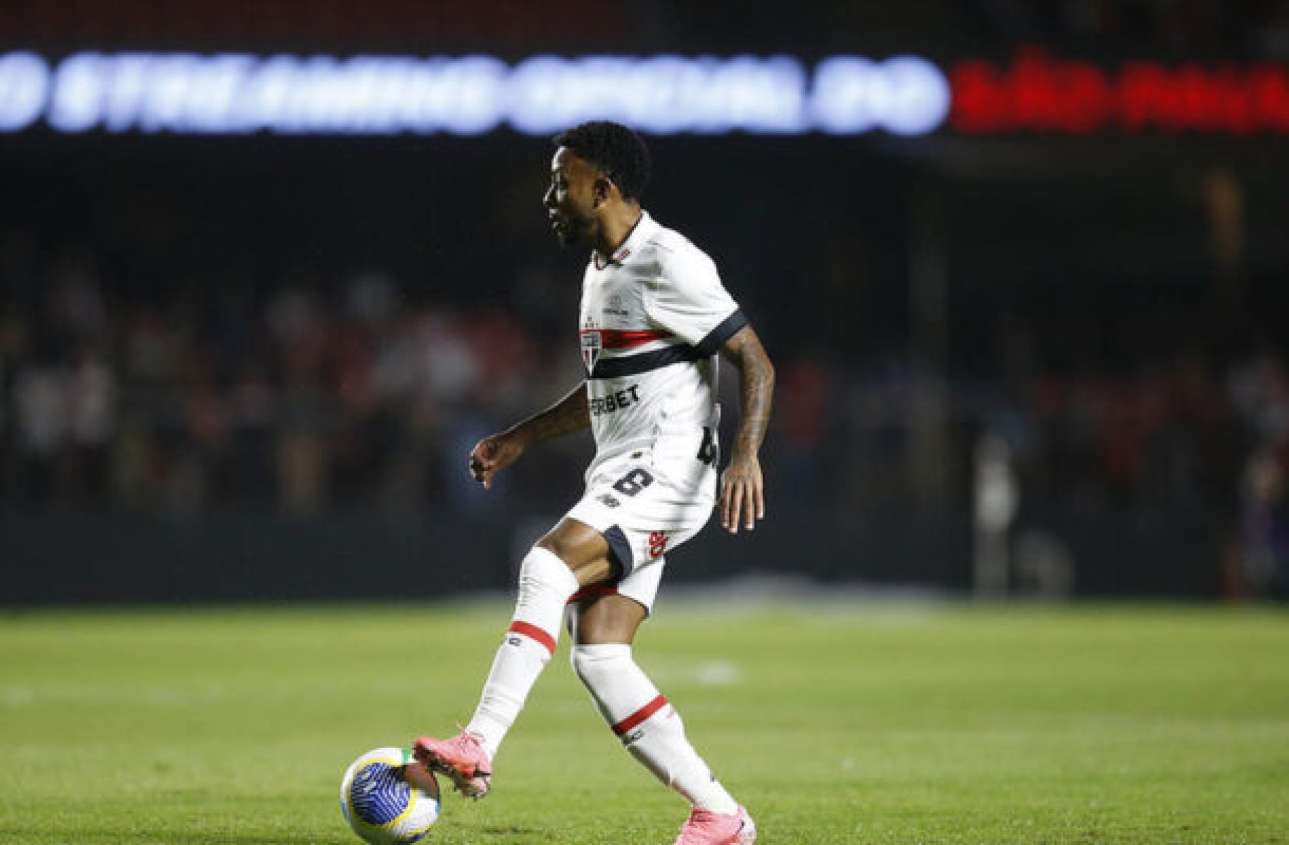 Lateral do São Paulo, Welington assina pré-contrato com Southampton