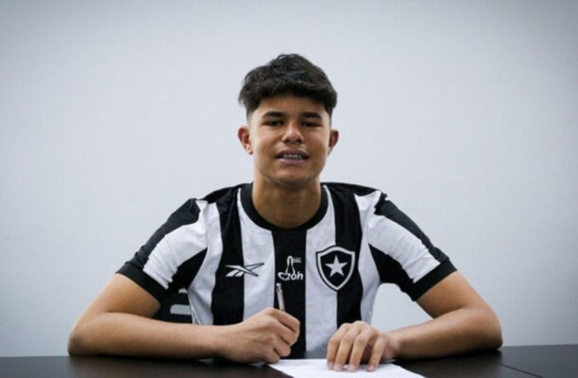 Botafogo acerta contratação de Bruninho, filho de ex-goleiro Bruno