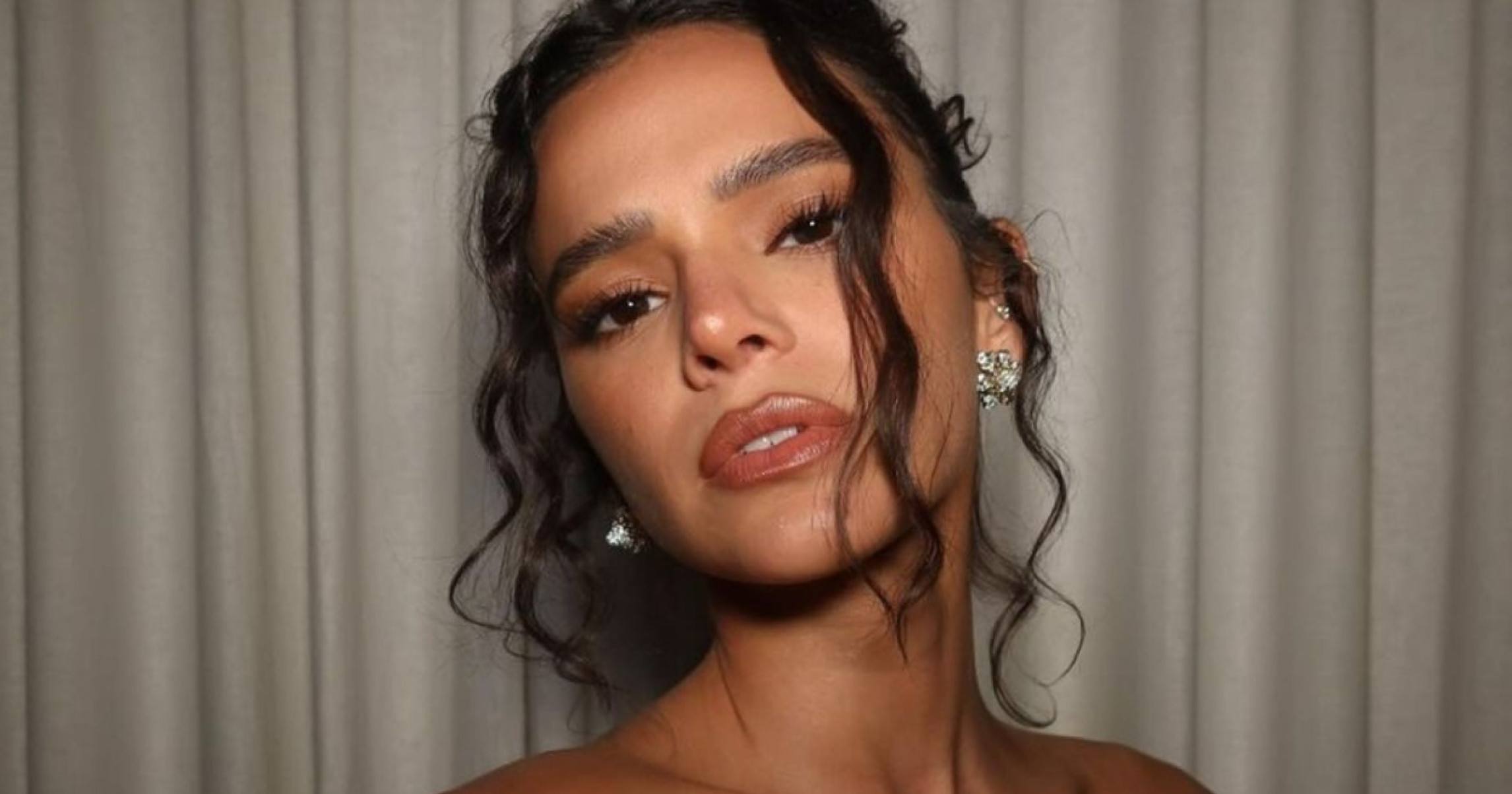 Bruna Marquezine mostra bastidores da direção do clipe de João Lucas