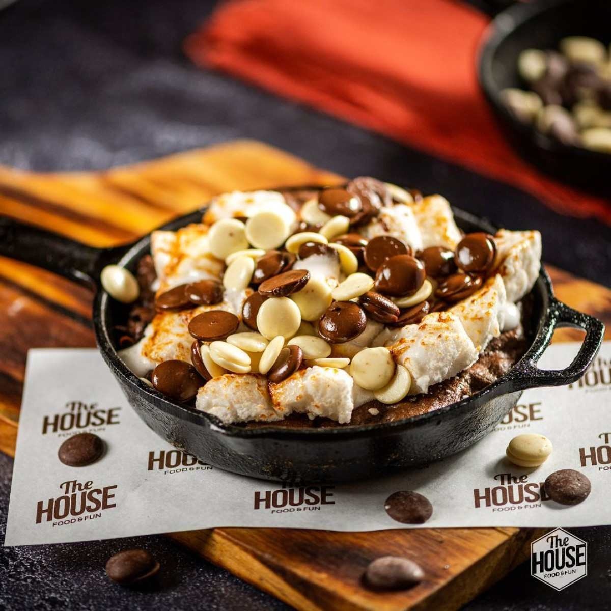 A sobremesa "Charlie’s Favorite" é feita com brownie, nozes, marshmallows tostados e muito chocolate! 