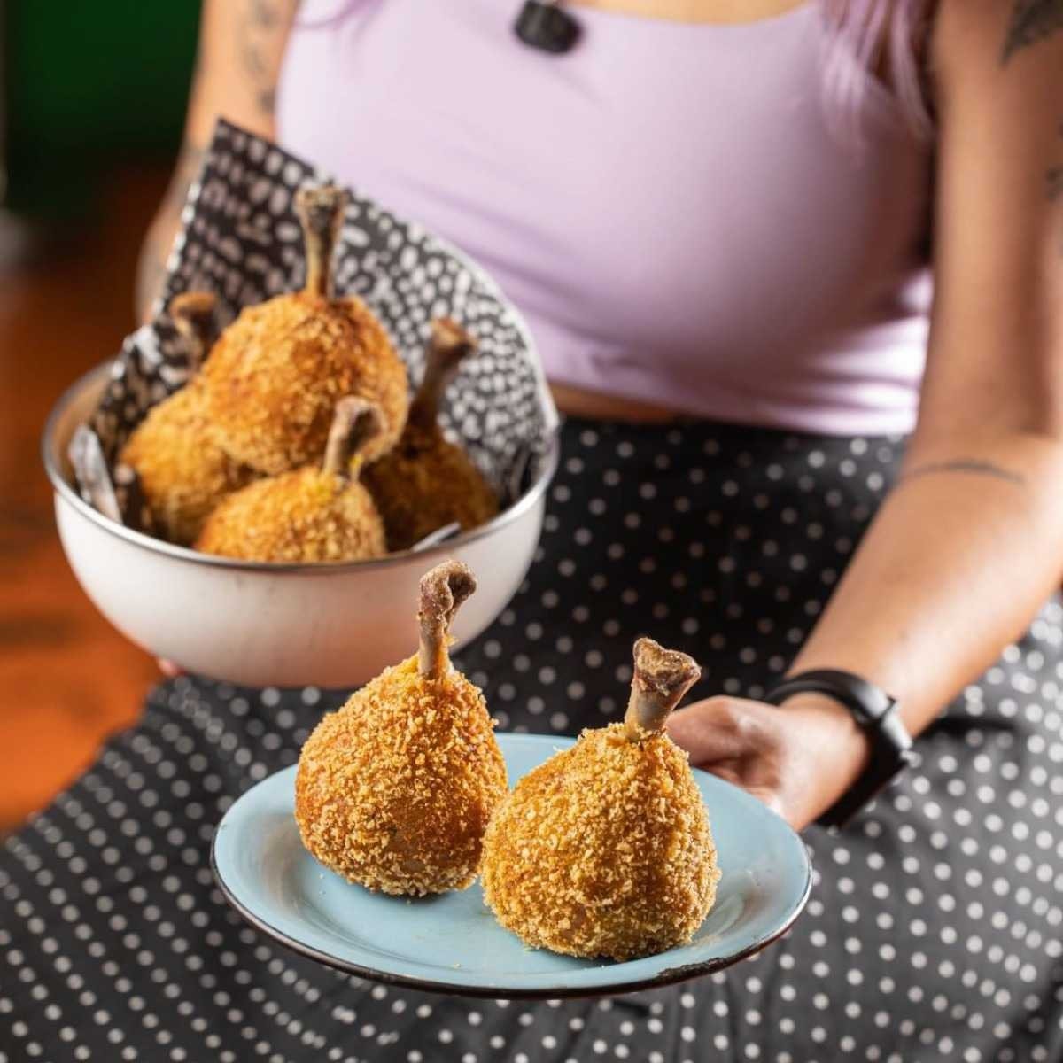 Coxa Creme do Querida Jacinta: coxa de frango envolvida em uma massa de batata e abóbora, recheada com creme de queijo e empanada com farinha panko