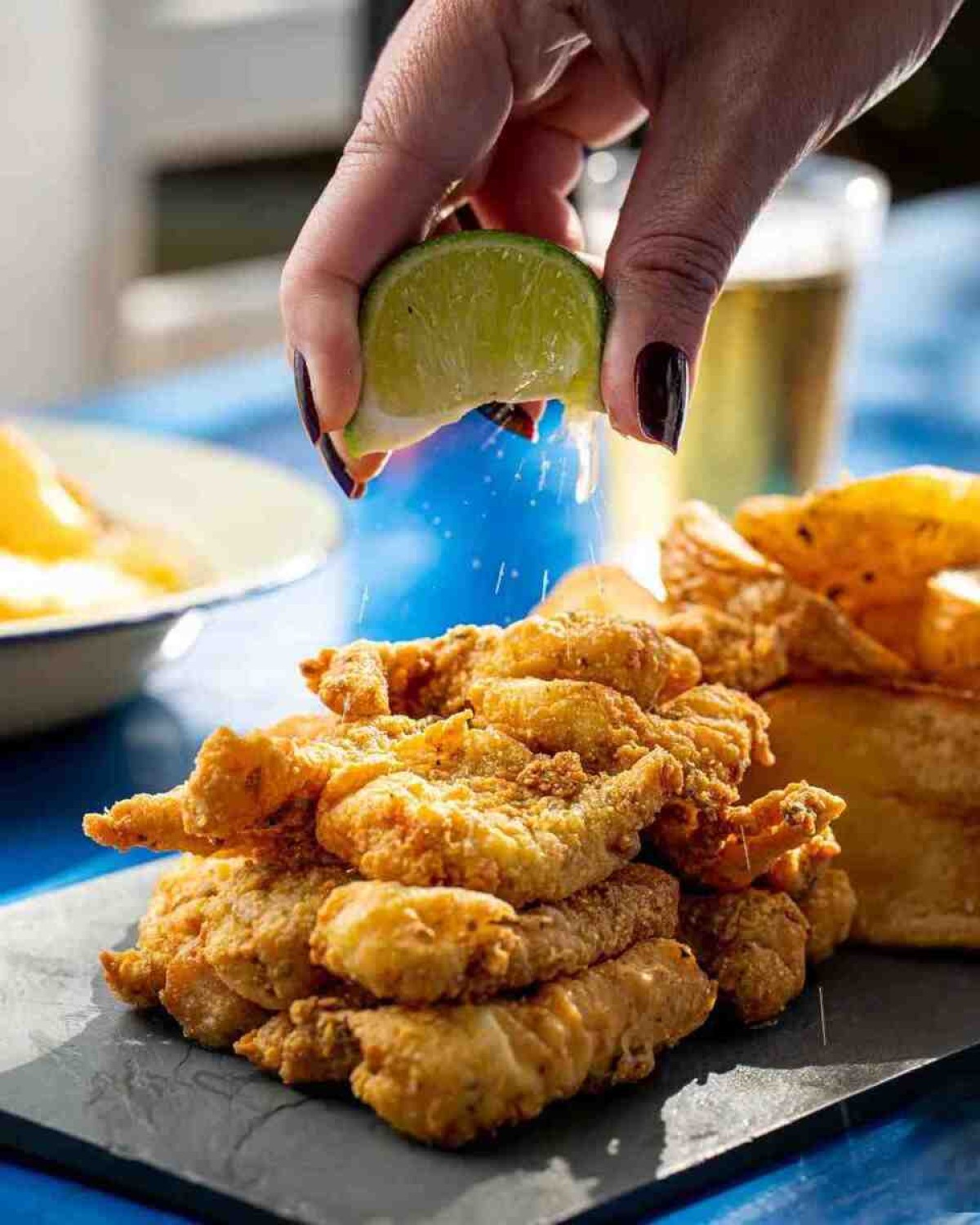 O peixe com batata rasgada é um dos aperitivos do Bença Bençoi