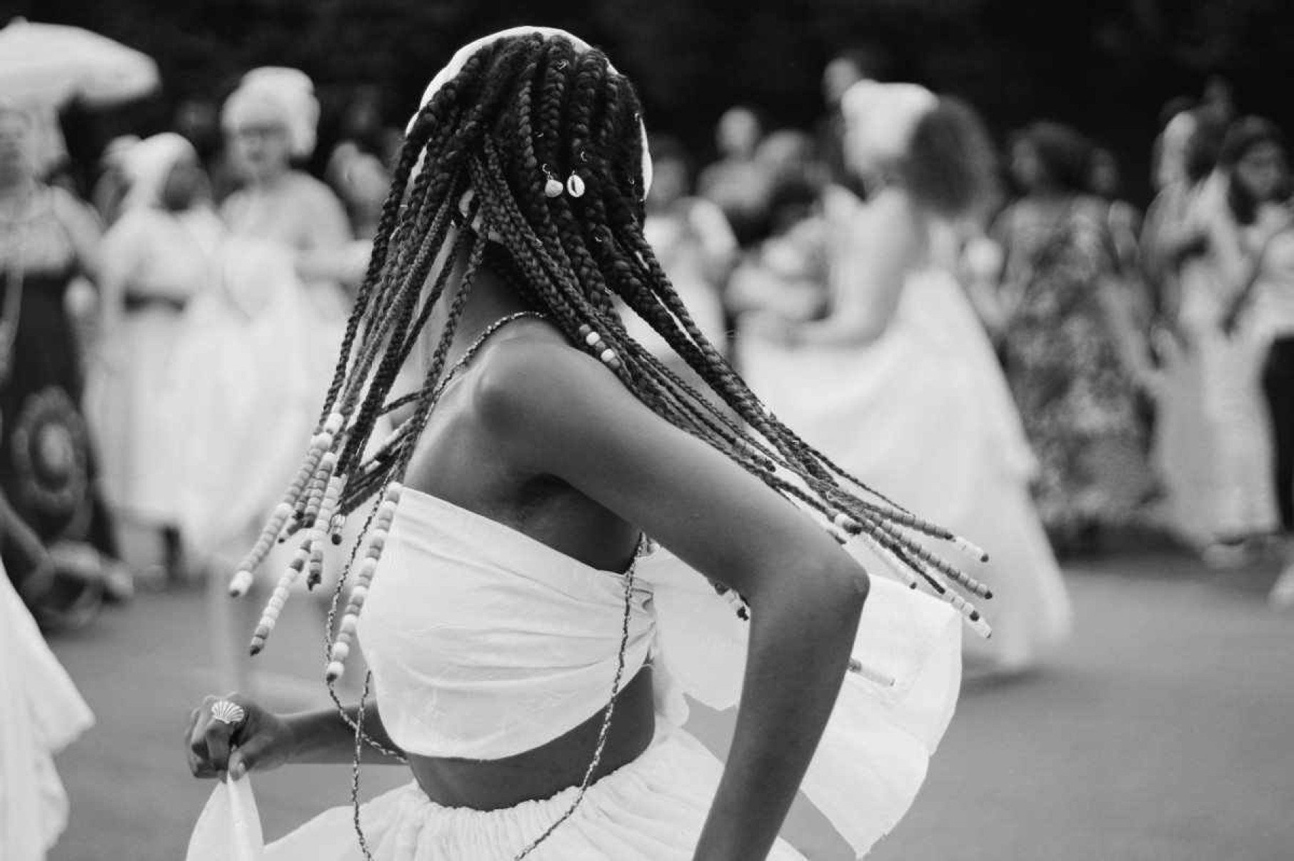 Fotografia de Aline Carolina mostra jovem negra de lado durante ritual afro-brasileiro