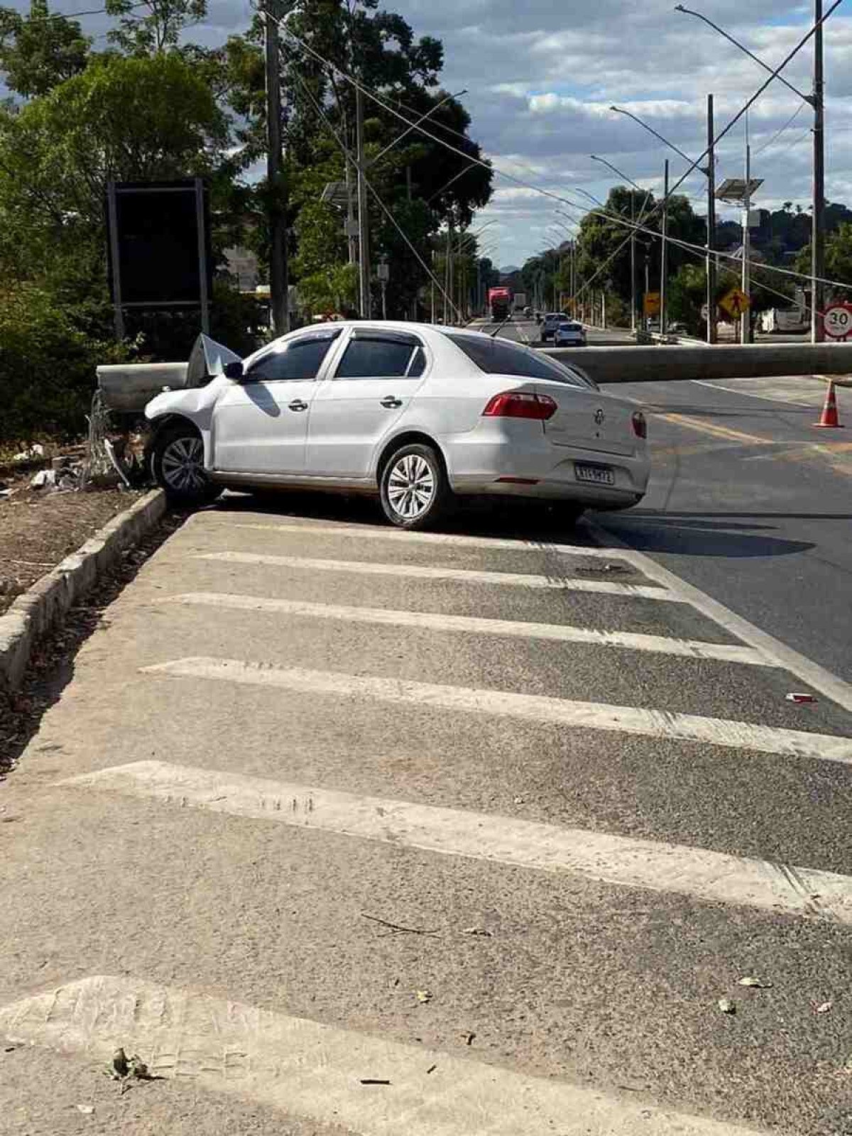 MG: motorista de carro bate em poste, derruba colmeia, fecha BR e morre