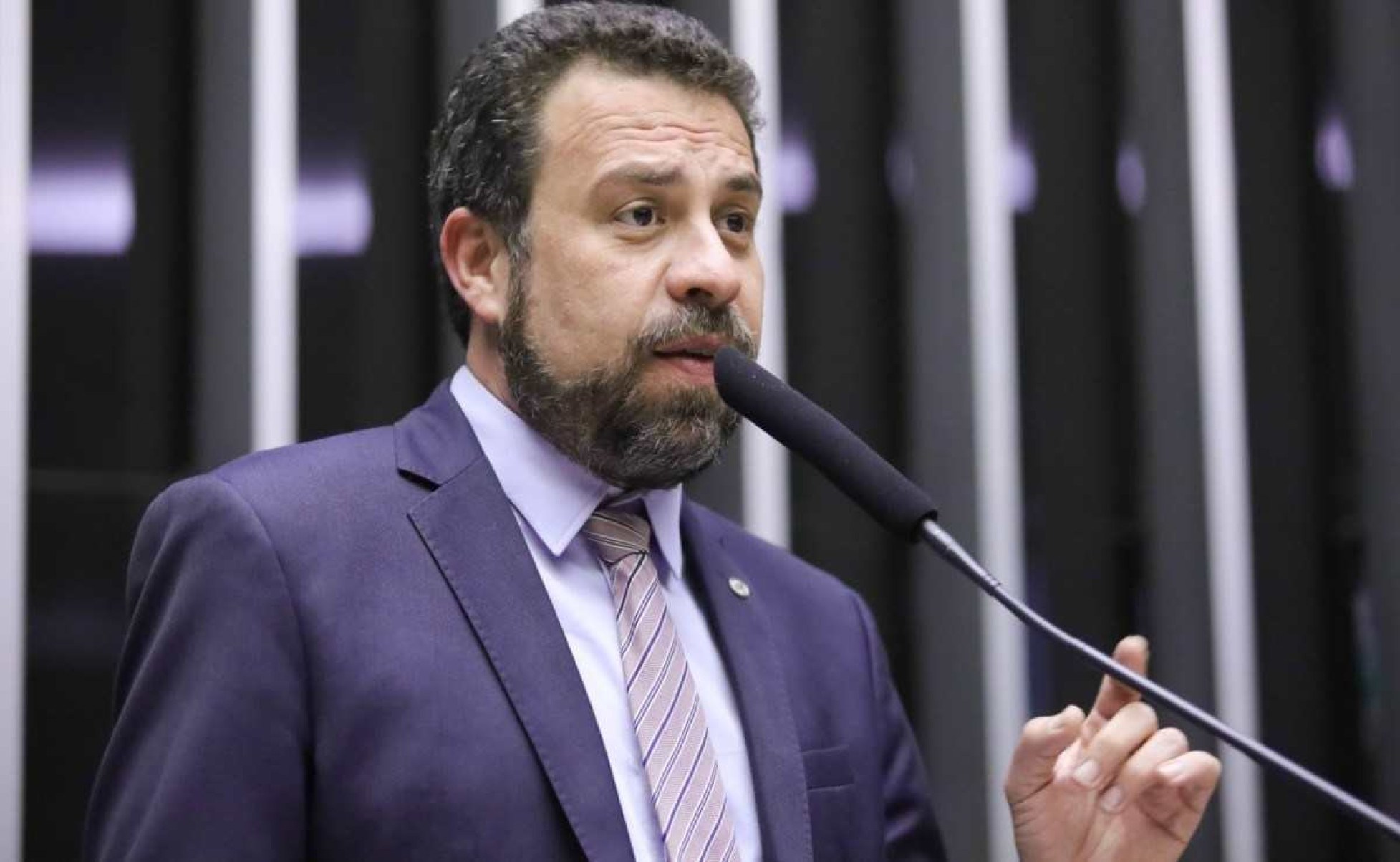 Em sabatina, Boulos cita regra que não existe para livrar Janones 