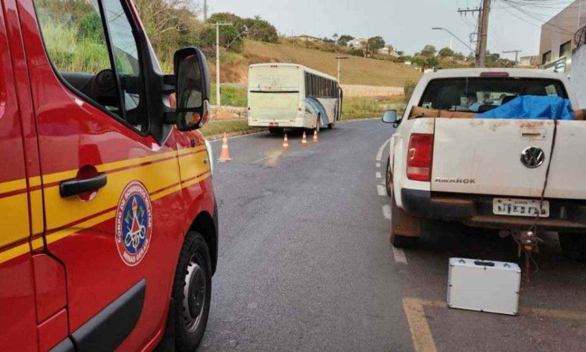 Imprudência de motorista de caminhonete causou acidente grave com ciclista  -  (crédito: CBMMG/Divulgação)