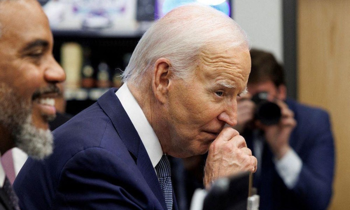 Biden tirou selfies com apoiadores em um restaurante em Las Vegas -  (crédito: Reuters)