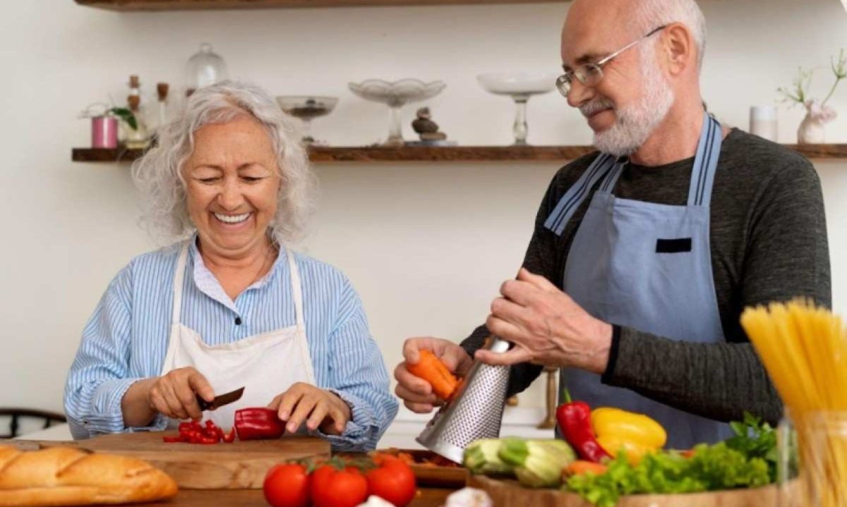 Mudanças nas necessidades nutricionais e nos padrões alimentares podem exigir ajustes na alimentação de acordo com as individualidades de cada um -  (crédito: Freepik)