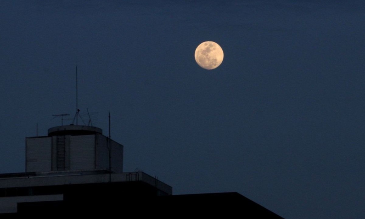 A lua cheia poderá ser vista em sua melhor forma neste fim de semana entre a noite do domingo (21/7) e o início da madrugada da segunda-feira (22/7). -  (crédito: Jair Amaral/EM/D.A Press.Brasil)