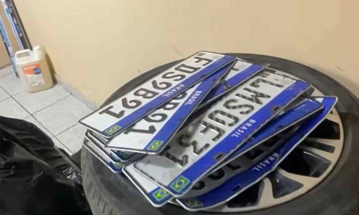 Placas apreendidas em operação contra furtos e roubos de carros de aluguel no Rio de Janeiro -  (crédito: Polícia Civil do RJ/Divulgação)