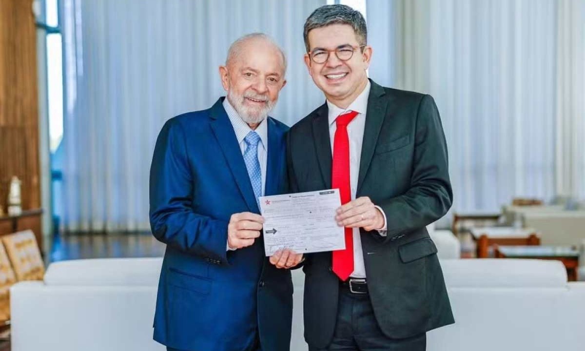 Randolfe Rodrigues e Lula mostram ficha de filiação do senador ao PT 

 -  (crédito: Ricardo Stuckert/PR)