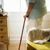 Ortopedistas alertam sobre os perigos de quedas para idosos - DINO