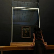 Modelo "reserva" Museu do Louvre para passeio exclusivo - Reprodução Instagram