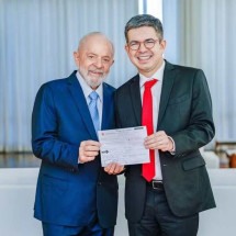 Ao lado de Lula, senador Randolfe Rodrigues se filia ao PT - Ricardo Stuckert/PR