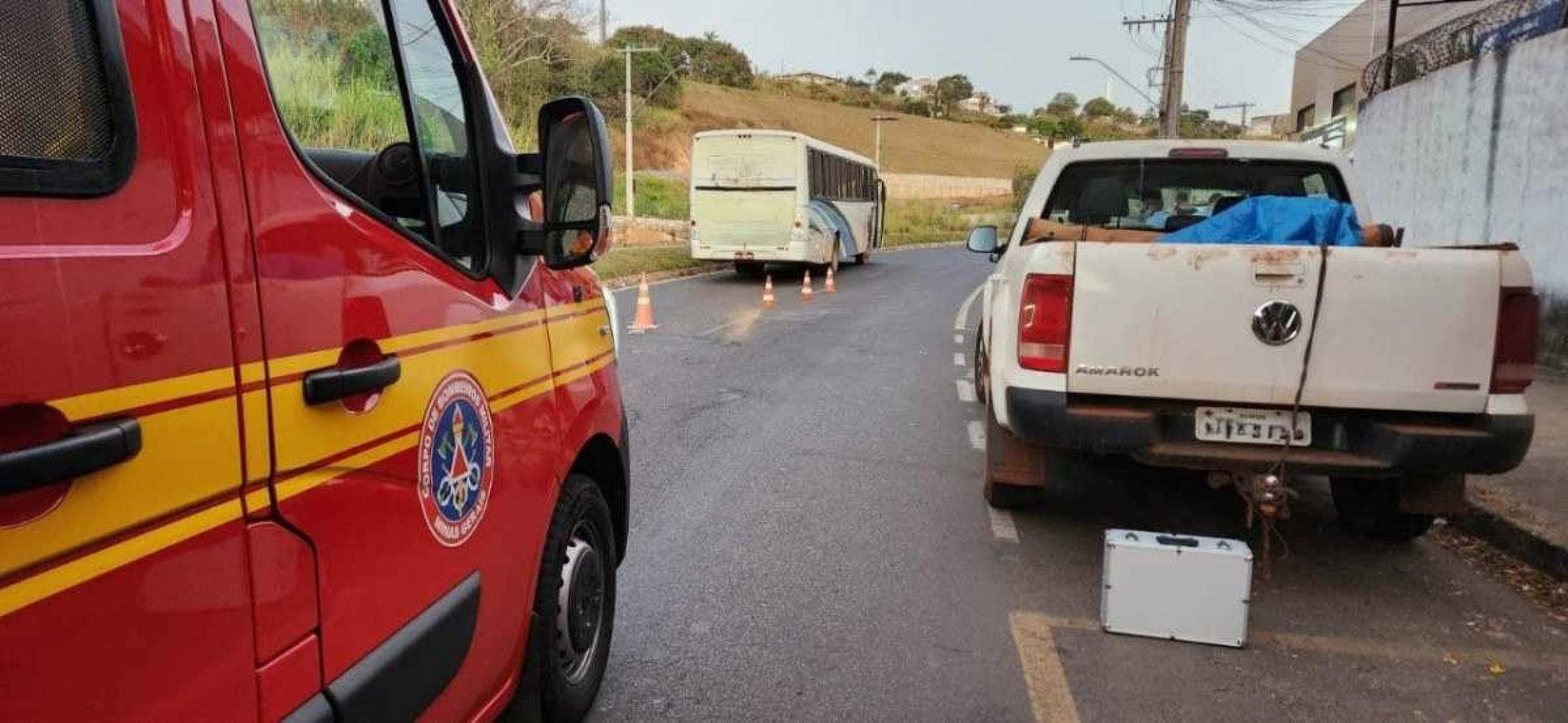 Motorista abre porta sem olhar e ciclista vai parar embaixo de ônibus