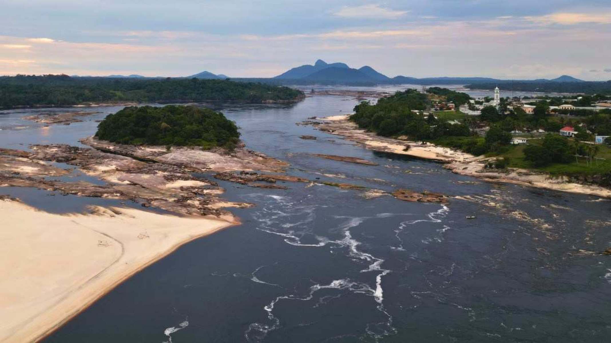 O roteiro atravessa paisagens diversas, desde a Serra dos Ventos até a densa floresta amazônica