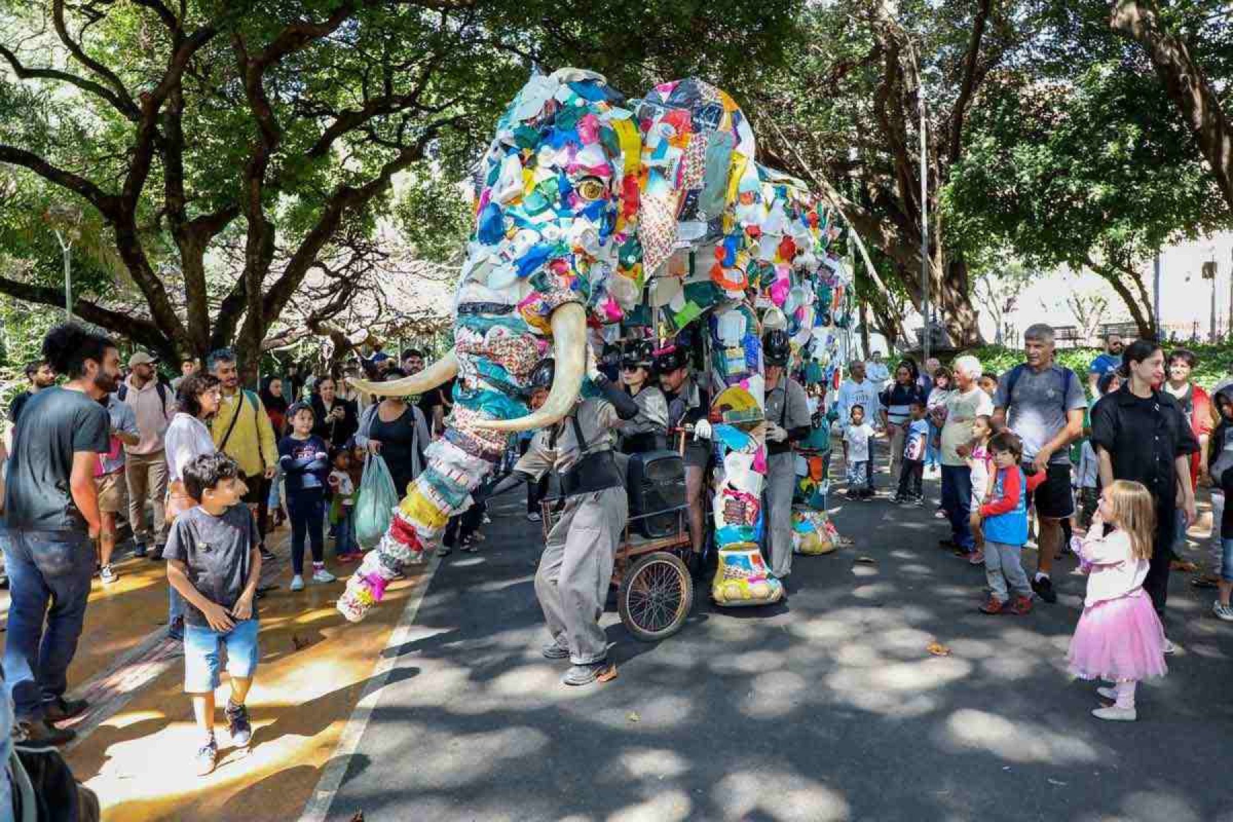 Marionete gigante em forma de elefante chama a atenção das pessoas 