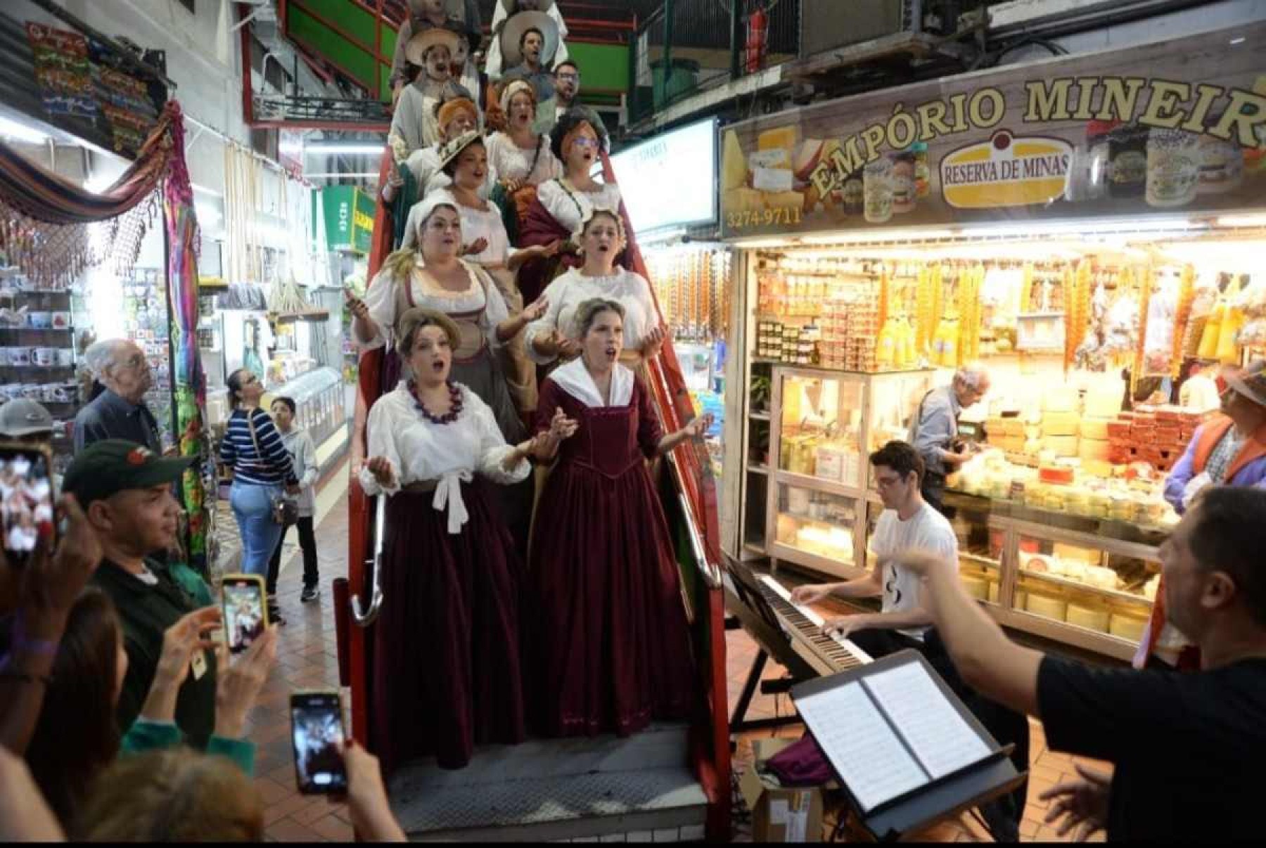 Elenco do ópera "Devoção" durante flash mob no Mercado Central de Belo Horizonte