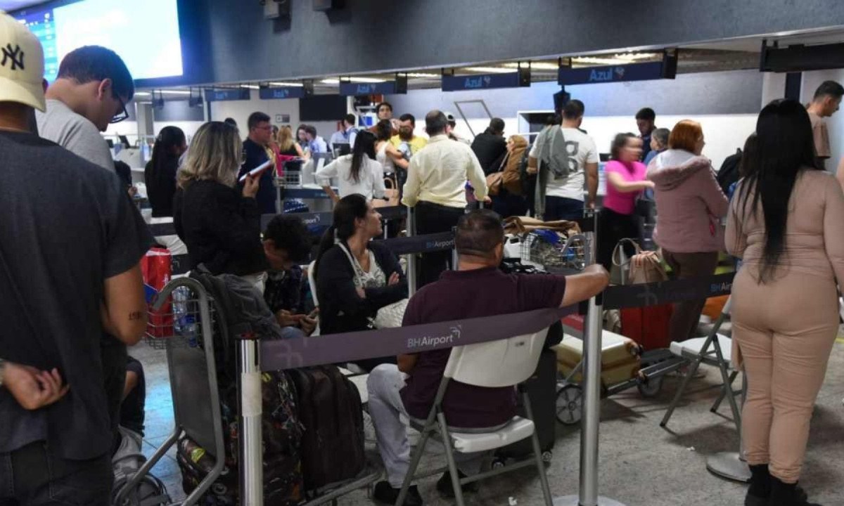 'Três horas na fila': passageiros vivem caos em Confins com voos cancelados