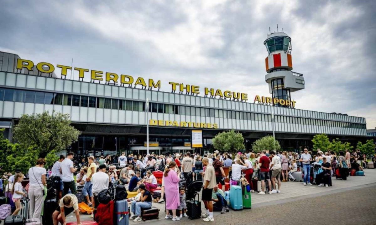  Viajantes aglomerados do lado de fora do aeroporto de Rotterdam, na Holanda, devido ao atraso de voos por causa do apagão cibernético global nesta sexta (19/7) -  (crédito: Robin Utrecht / ANP / AFP)