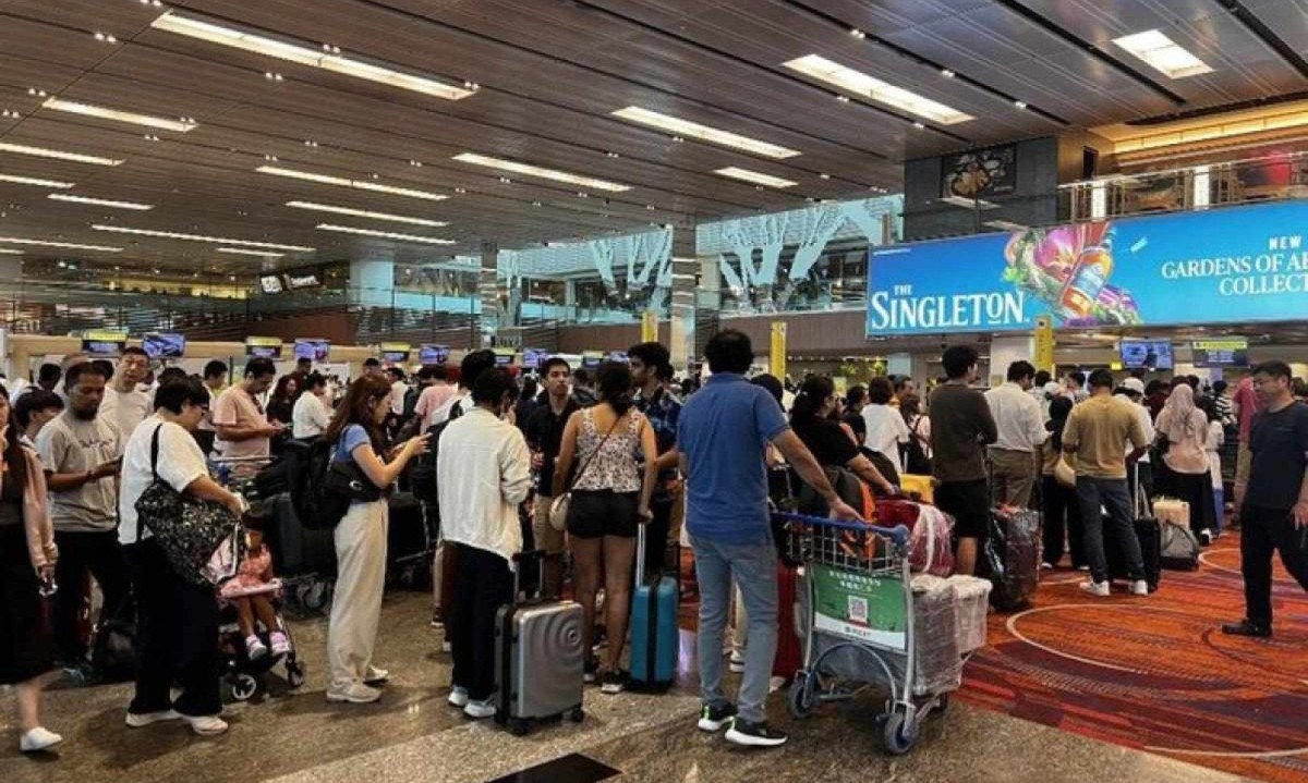 Atrasos e cancelamento de voos pelo apagão cibernético global provocaram filas gigantes em muitos aeroportos, como neste, em Singapura -  (crédito: Roslan Rahman / AFP)