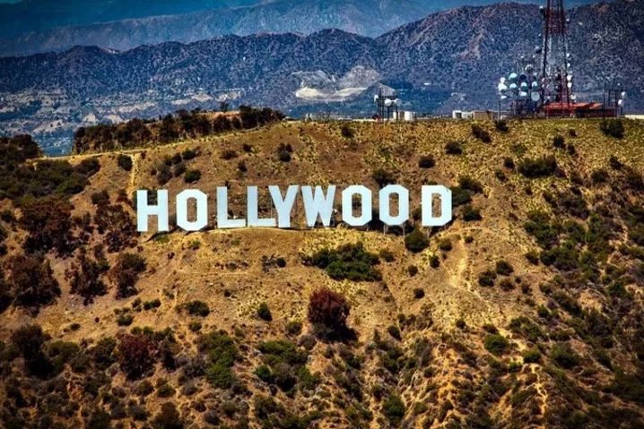 O letreiro de Hollywood está localizado no Mount Lee, que pertence ao distrito de Hollywood, nas imediações de Los Angeles -  (crédito: Divulgação / Pixabay)