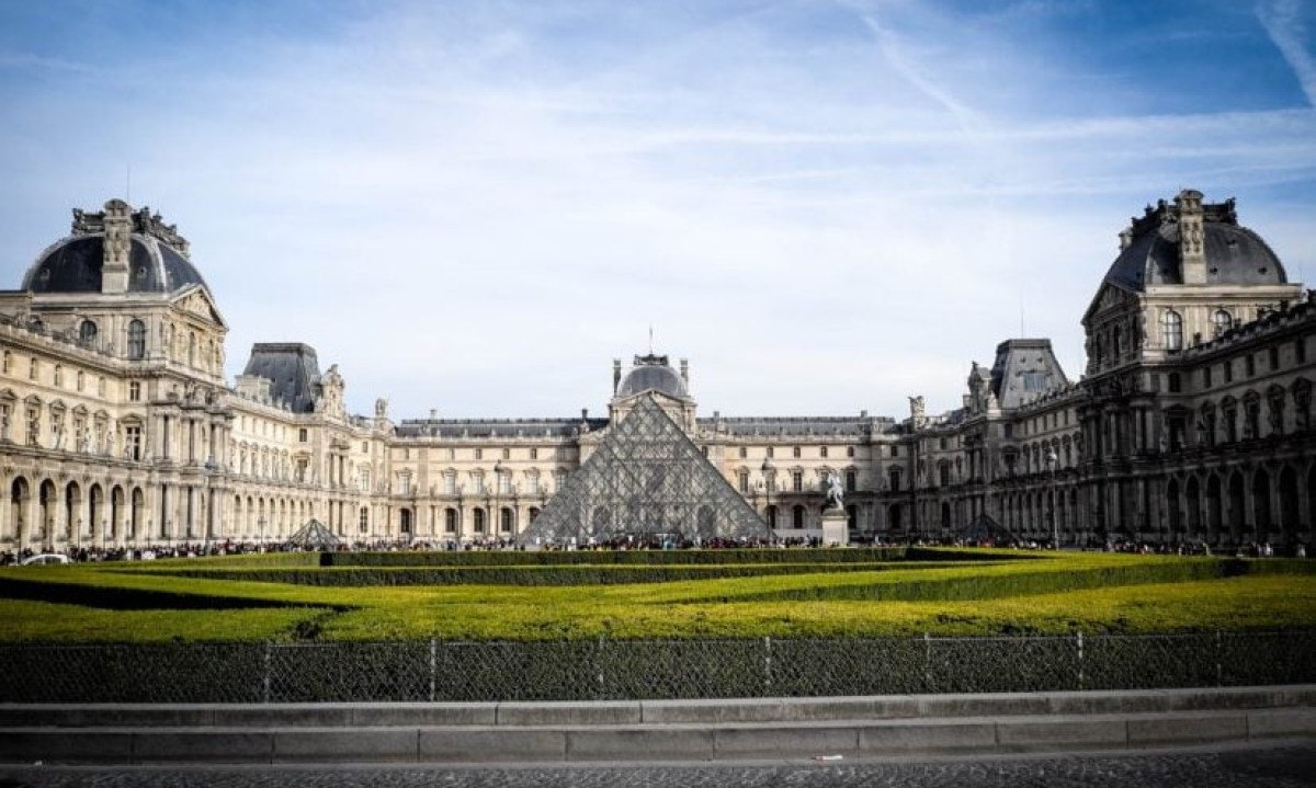 O Louvre é uma das instituições mais renomadas do planeta. É o maior museu do mundo, com 244 mil m² de piso no palácio central, 72.735 m² de espaços expositivos, mais de 400 cômodos e 35 mil obras de arte.  Além da Mona Lisa, tem pinturas e esculturas que estão entre as mais importantes da arte mundial. 