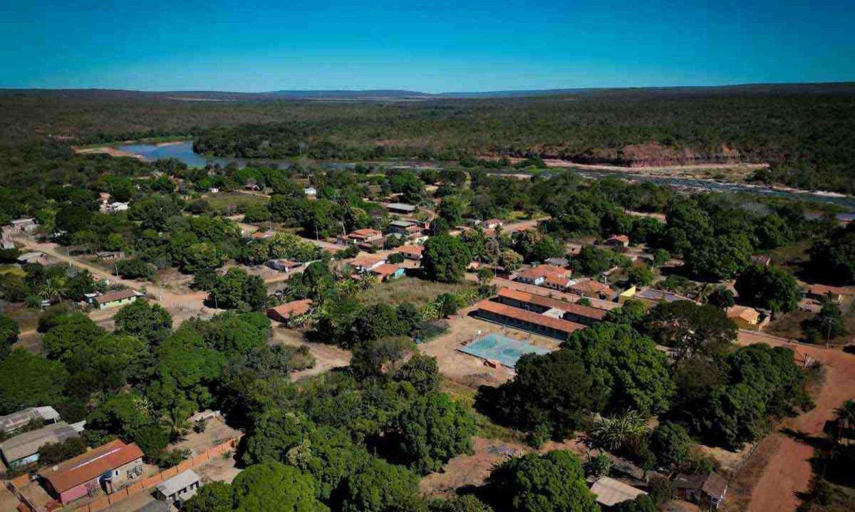 Vista do distrito, tendo ao fundo o Rio do Sono e o paredão que lhe deu nome: riquezas naturais preservadas, mas sob pressão -  (crédito: Alexandre Guzanshe/EM/D.A Press)