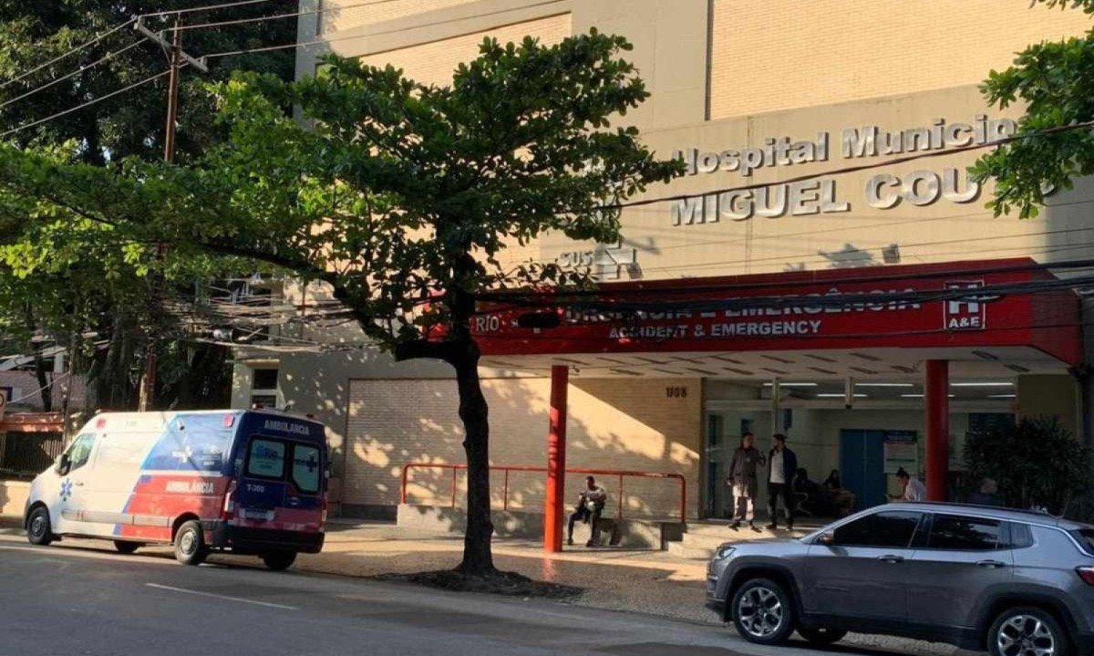 Idosa baleada em assalto na casa lotérica em Copacabana, no Rio de Janeiro, foi levada para o Hospital Municipal Souza Aguiar, no Centro -  (crédito: Camila Moraes/ Super Rádio Tupi)
