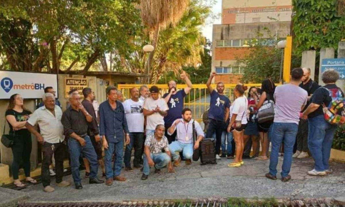 No início deste mês, as famílias fizeram uma manifestação em frente a Metrô BH -  (crédito: Reprodução sindimetromg)