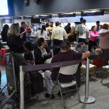 'Três horas na fila': passageiros vivem caos em Confins com voos cancelados - Gladyston Rodrigues/EM/D.A Press