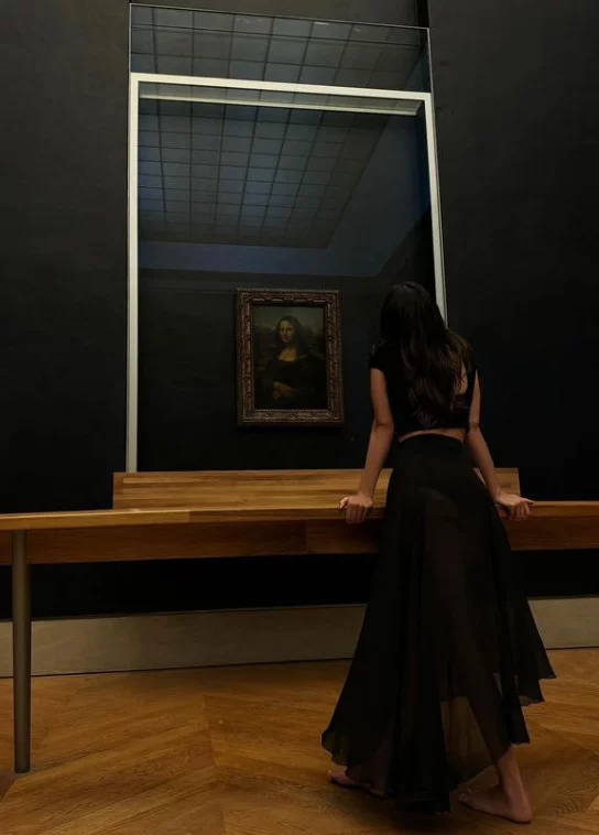 Modelo "reserva" o Louvre e passeia sozinha pelo museu - Reprodução Instagram