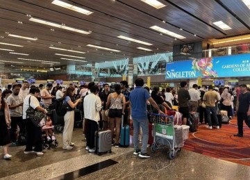 Atrasos e cancelamento de voos pelo apagão cibernético global provocaram filas gigantes em muitos aeroportos, como neste, em Singapura -  (crédito: Roslan Rahman / AFP)