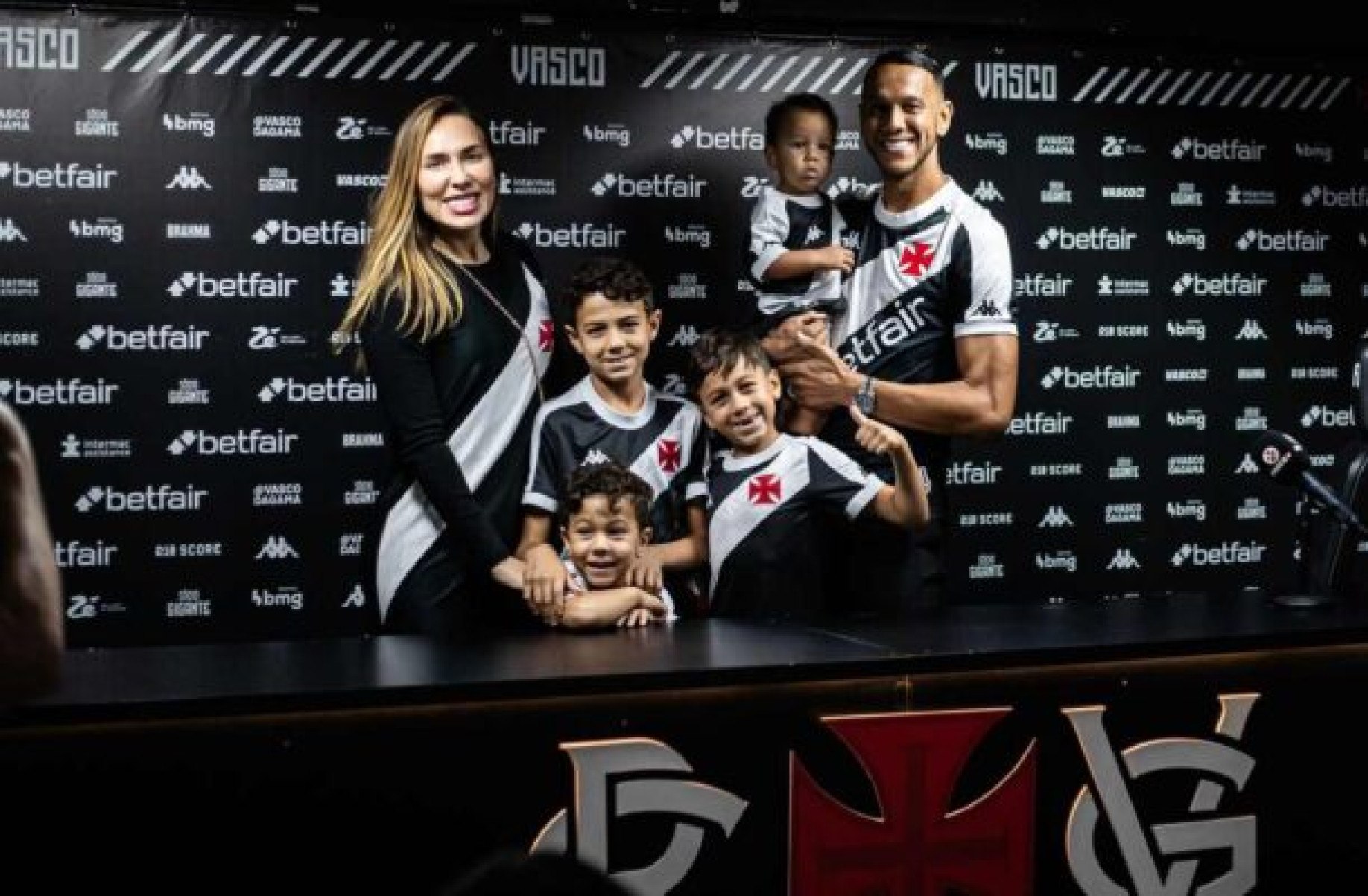 Virou baile! Crianças roubam a cena e cantam em apresentações no Vasco; veja