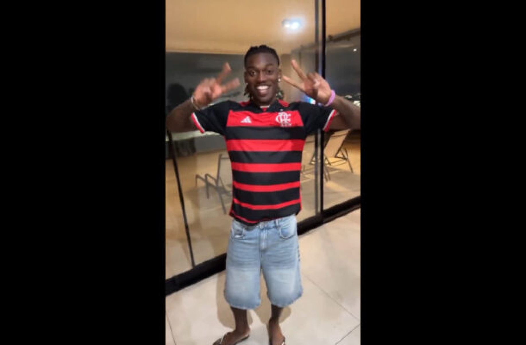 Craque do Milan curte férias com camisa do Flamengo: ‘Deus na defesa e eu mesmo no ataque’