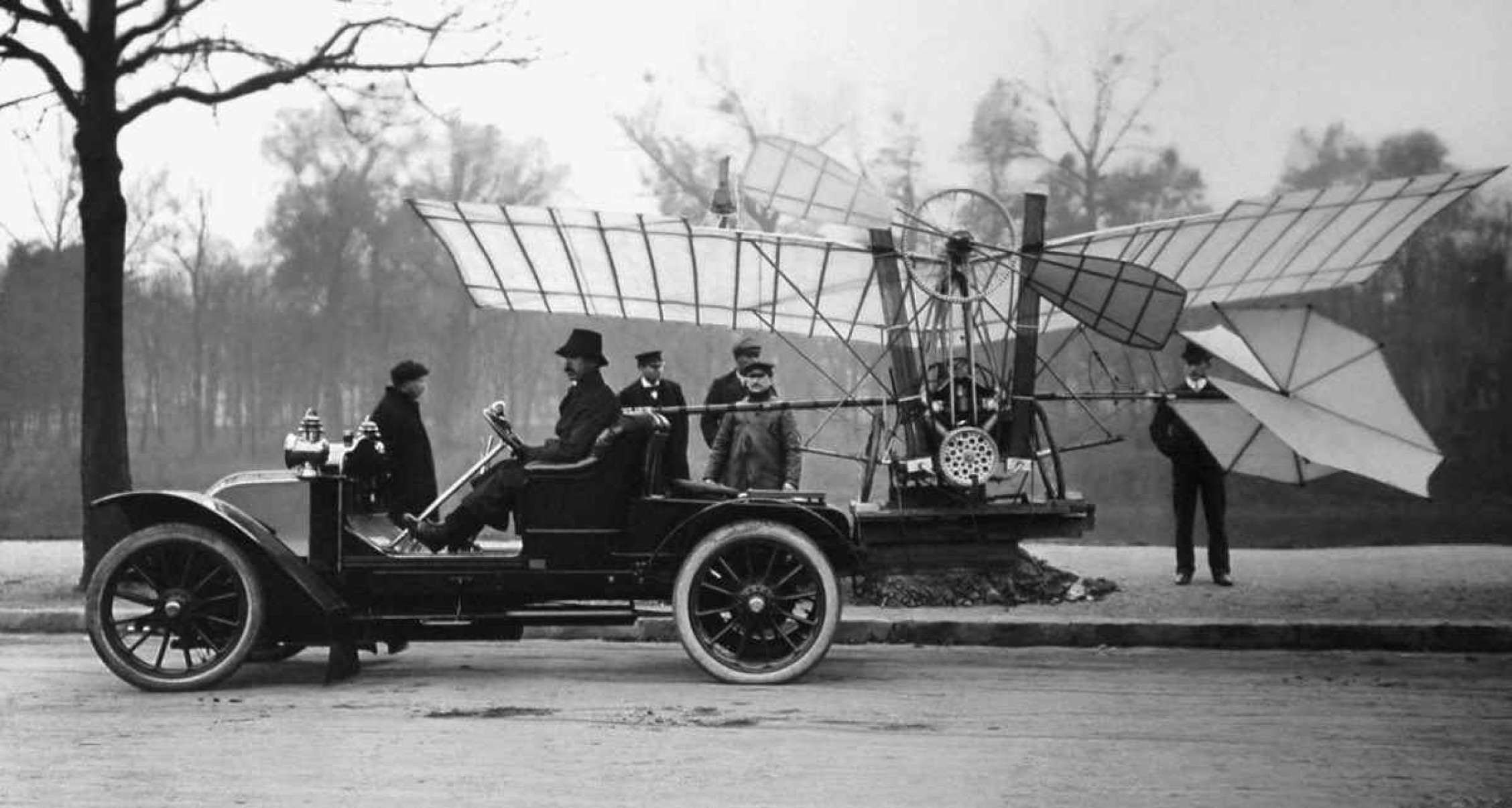  Nas ruas de Paris, Santos Dumont leva em seu carro o Demoiselle, aeronave criada por ele que levantou voo pela primeira vez em 1907