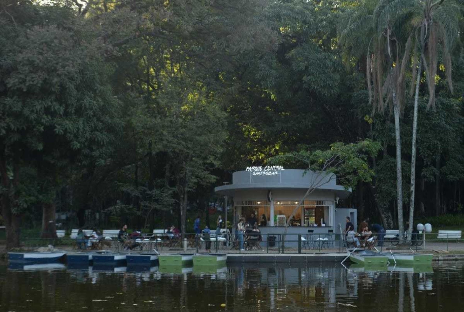 O novo gastrobar fica em frente à lagoa onde funcionavam os tradicionais passeios de barco