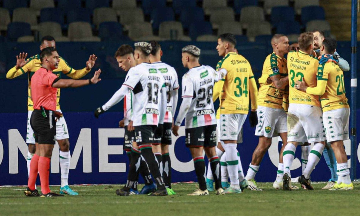 Árbitro atrapalhado? Intervenção confusa em pênalti no último lance de Palestino x Cuiabá viraliza -  (crédito: No Ataque Internacional)