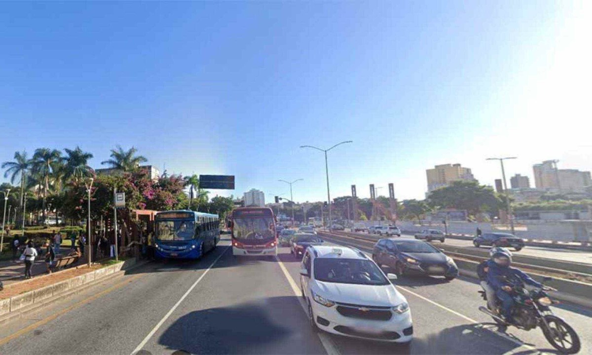 Corredor da Avenida dos Andradas terá monitoramento de radar de invasão das faixas de ônibus perto da Praça Rui Barbosa -  (crédito: Reprodução/Google Street view)