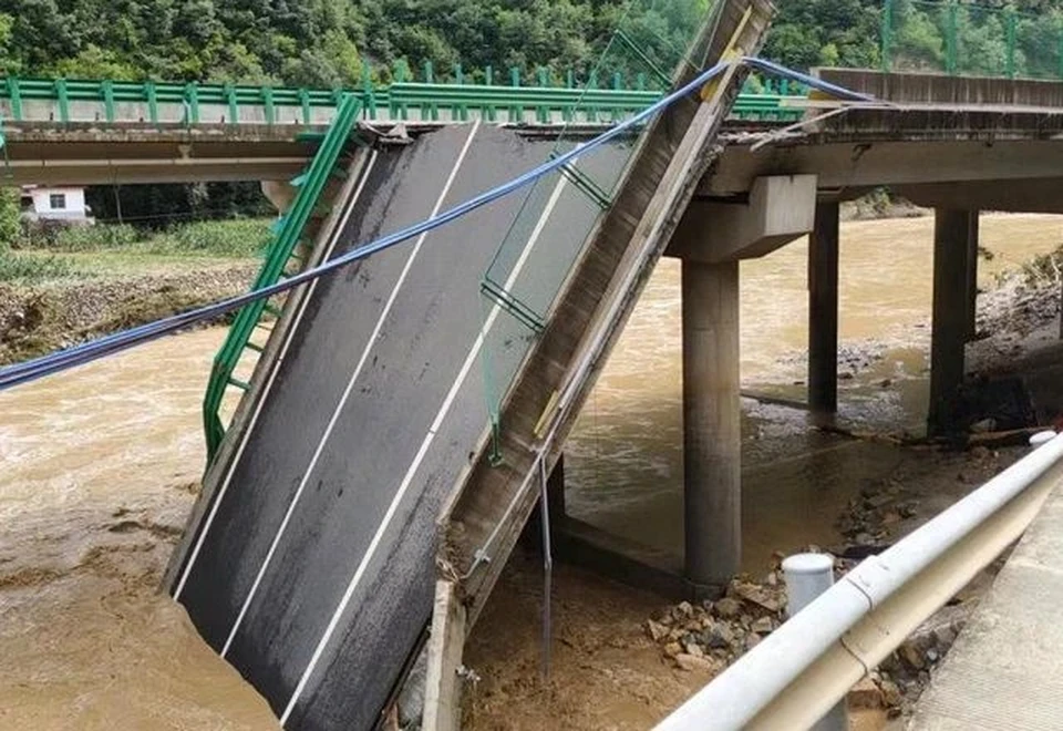 Ponte no norte da China desabou por causa das chuvas fortes que atingem a região -  (crédito: Xinhua)