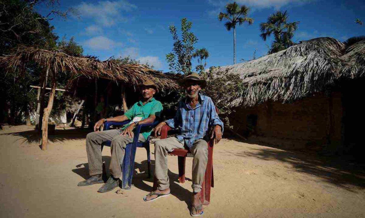 Depois de rodar de um lado para o outro, Salvador e João cultivam modo de vida tradicional: moradia, alimento e sustento, tudo depende da natureza -  (crédito:  Alexandre Guzanshe/EM/D.A Press)