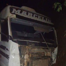 Acidente entre carro, caminhonete e carreta deixa três mortos em Minas  - PMRv/Divulgação 
