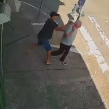 Vídeo: Adolescente rouba celular de idoso e é atropelado por ônibus - Reprodução de vídeo